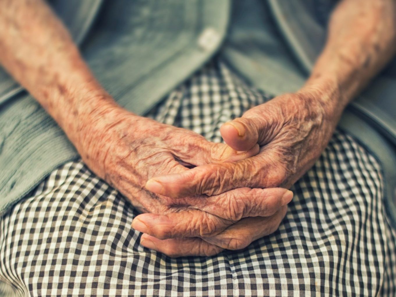 Comment soulager les douleurs articulaires chez les personnes âgées ?